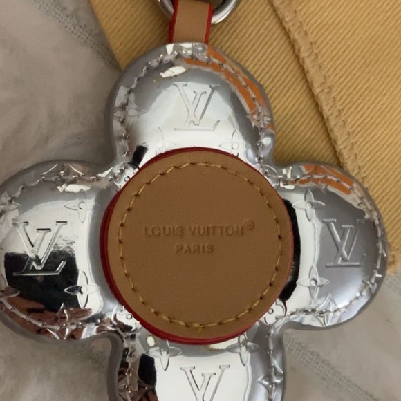 Luxury Vivienne silver key holder/ bag charm with LV Dust bag - Picture 5 of 7